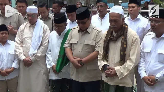 Selama 3 hari Capres nomor urut 2 Prabowo Subianto berkunjung ke sejumlah ponpes di Jawa Timur. Menutup safari kunjungannya Prabowo berziarah ke makam Sunan Ampel