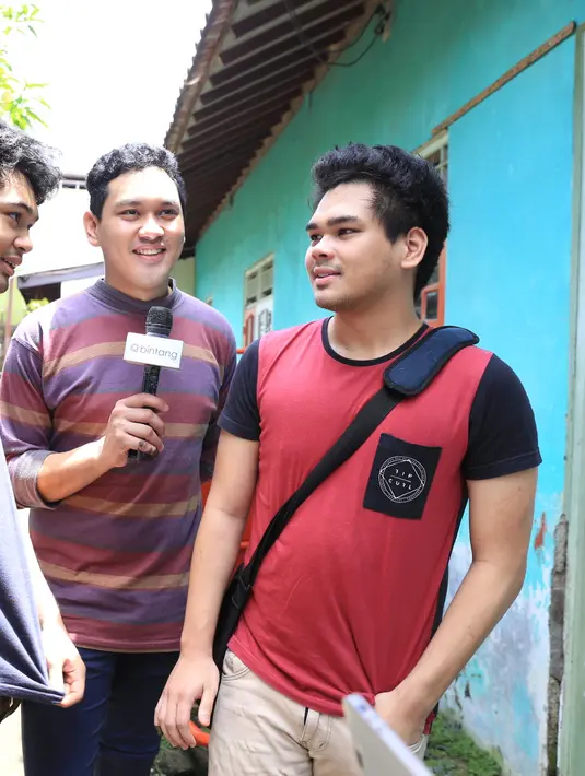 Debat calon Gubernur yang disiarkan televisi itu untuk mengetahui sejauh mana visi dan misi para calon yang akan memimpin lima tahun kedepan. Dari situ mereka mengetahui siapa yang akan dipilih sesuai dengan keinginannya. (Adrian Putra/Bintang.com)