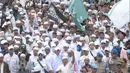 Massa Aksi Bela Islam 64 berunjuk rasa di Bareskrim, Jakarta, Jumat (6/4). Pengunjuk rasa menuntut kepolisian segera menangkap dan mengadili Sukmawati Soekarnoputri. (Merdeka.com/Imam Buhori)