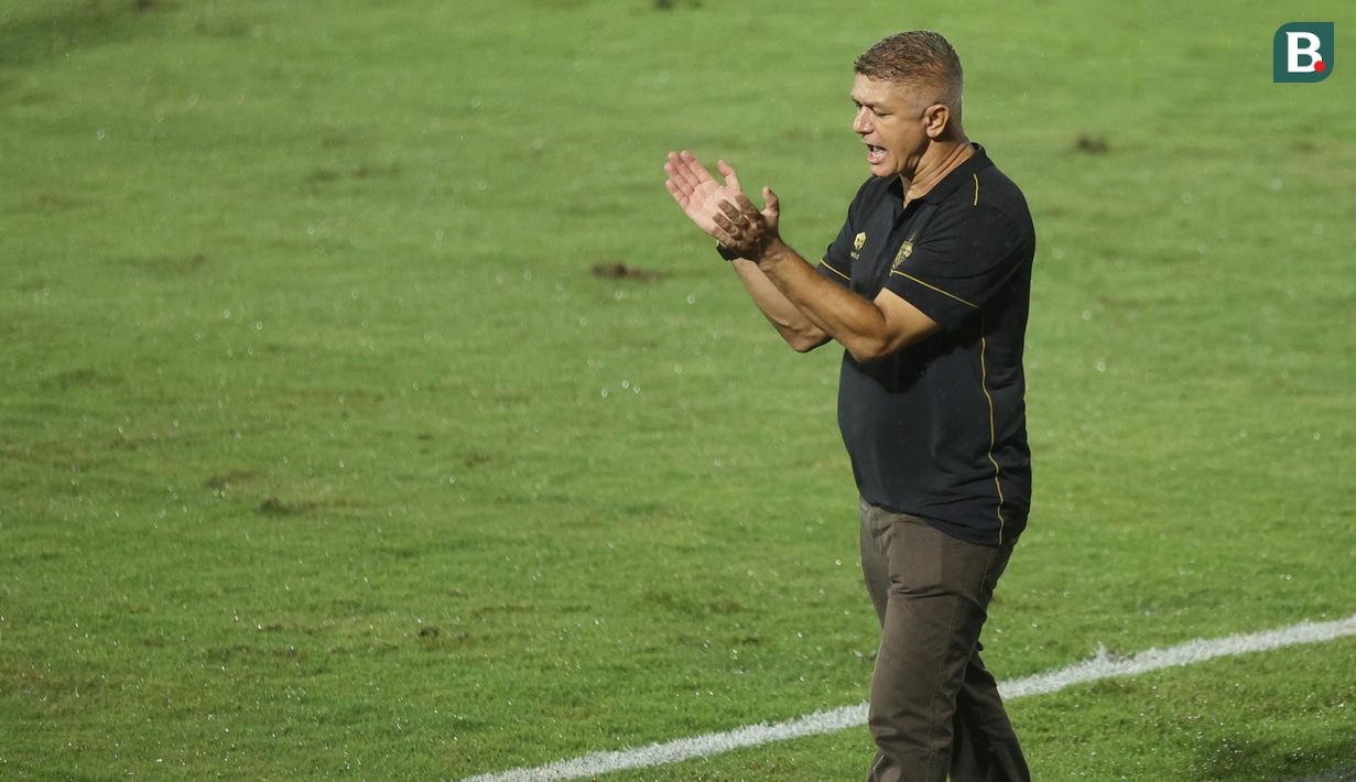 <p>Pelatih baru Bhayangkara FC, Gomes De Oliveira saat menghadapi Madura United pada laga pekan ke-27 BRI Liga 1 2023/2024 di Stadion STIK, Jakarta Selatan, Jumat (1/3/2024). (Bola.com/M Iqbal Ichsan)</p>