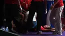 Atlet kabaddi putri Indonesia, Ni Putu Dewi Laraswati mendapat perawatan medis karena cedera saat menghadapi India pada babak penyisihan Grup A kabaddi putri Asian Games 2018 di Jakarta, Selasa (21/8). (ANTARA FOTO/INASGOC/Indrianto Eko Suwarso/mos/18)