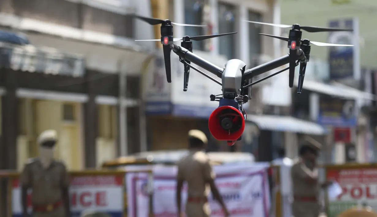 Sebuah drone terlihat saat pemberlakuan lockdown di Chennai, India, Sabtu (4/4/2020). Polisi India mengerahkan drone untuk memantau kegiatan warga dan menyebarkan pengumuman kesadaran selama lockdown nasional untuk mencegah penyebaran virus corona COVID-19. (Arun SANKAR/AFP)