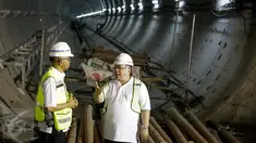 Menteri PPN/Kepala Bappenas Bambang Brodjonegoro (kanan) berbincang dengan Dirut PT MRT William P Sabandar saat meninjau perkembangan proyek pembangunan “mass rapid transit” (MRT) di kawasan Sudirman, Jakarta, Senin (20/3). (Liputan6.com/Faizal Fanani)