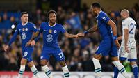 Gelandang Chelsea, Raheem Sterling (dua dari kiri), merayakan gol bersama Pierre-Emerick Aubameyang (kanan) kontra Dinamo Zagreb pada matchday keenam Grup E Liga Champions 2022/2023 di Stadion Stamford Bridge, Kamis (3/11/2022) dini hari WIB. (AFP/Glyn Kirk)