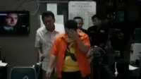 Keluarga Hayriantira kesal dengan tersangka Andi Wahyu saat polisi hendak menggelar rekontruksi pembunuhan di hotel Cipaganti, Garut.