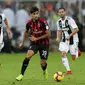 4. Aksi pemain baru AC Milan, Lucas Paqueta Paqueta pada laga Final Piala Super Italia yang berlangsung di stadion King Abdullah Sports City, Jeedah, Kamis (17/1). AC Milan kalah 0-1 kontra Juventus (AFP/Giuseppe Cacace)