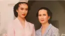 Dihari bahagia sang putri tahun 1996, sang ibunda tampil elegan mengenakan kebaya abu-abu serta bros silver serasi dengan antingnya dan sanggul klasik Jawa. Menteri Widi pun mengenakan kebaya pink kutu baru. [@widi.wardhana]