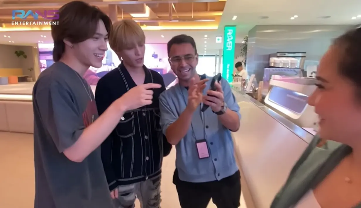Saat sedang berbincang-bincang, Raffi Ahmad pamer kepada yanyang dan Hendery bahwa NCT DoJaeJung pernah mampir ke rumah mereka di Andara beberapa waktu yang lalu. (Foto: YouTube/Rans Entertainment)