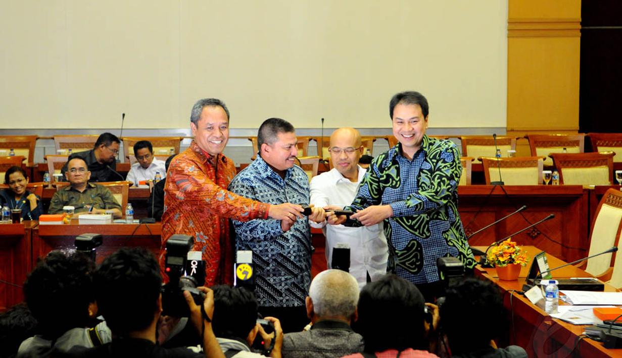 Ketua Komisi III DPR Aziz Syamsuddin bersama Wakil Ketua Desmon J Mahesa, Mulfachri Harahap, dan Benny K Harman (kanan ke kiri) berfoto bersama usai rapat pemilihan di Jakarta, Rabu (29/10/2014). (Liputan6.com/Andrian M Tunay)