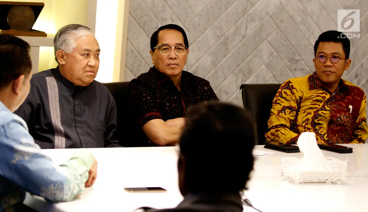 Din Syamsuddin (kiri) bersama Aliansi Masyarakat Peduli Tragedi Kemanusiaan Pemilu 2019 saat menemui Ketua DPR Bambang Soesatyo di Kompleks Parlemen, Jakarta, Selasa (14/5/2019). Pertemuan membahas banyaknya petugas KPPS yang meninggal dalam Pemilu 2019. (Liputan6.com/ JohanTallo)