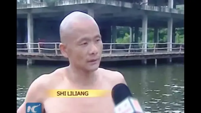 Ajaib! Orang Ini Bisa Berjalan di Atas Air