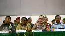 Kapolda Metro Jaya Irjen M Iriawan (kedua kanan) memberikan keterangan saat konfrensi pers pengamanan Pilgub DKI 2017 putaran kedua di Aula Sudirman, Jakarta Timur, Kamis (13/4). (Liputan6.com/Yoppy Renato)