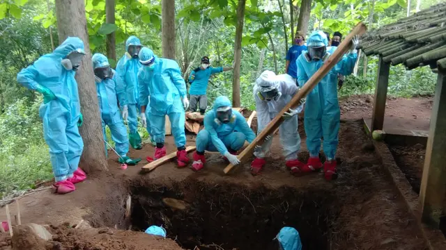 Sebrangi Sungai Ini 7 Potret Perjuangan Satgas Covid-19 Makamkan Jenazah di Kulon Progo