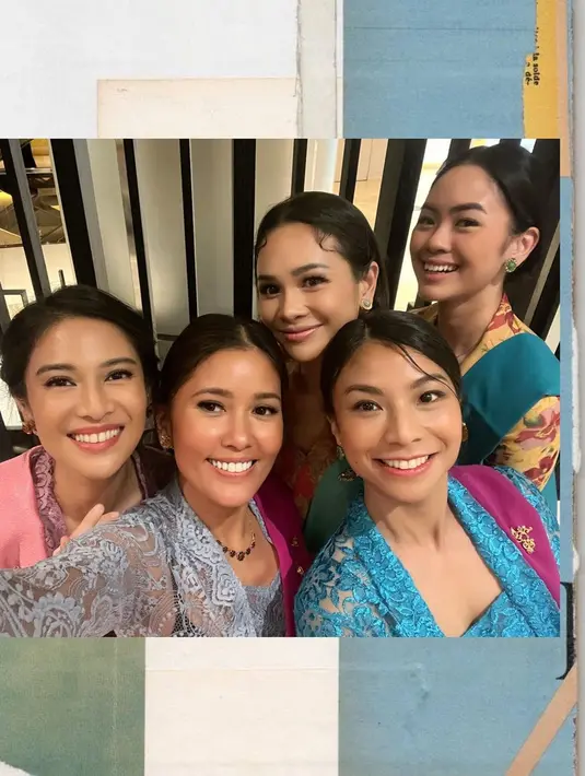 Dalam video singkat yang dibagikan, tampak Titi Radjo memulas wajah Dian Sastro dan Shareefa Daanish. Ia menyebutkan bahwa hari itu adalah hari yang indah dan menggemaskan bersama para sahabat kebaya. Wanita 41 tahun itu mengungkapkan sedang mempersiapkan satu project yang seru. (Liputan6.com/IG/@andienaisyah)