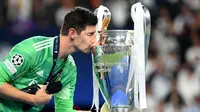 Thibaut Courtois keluar sebagai pahlawan saat Real Madrid menaklukkan Liverpool pada partai final Liga Champions. Kiper asal Belgia itu membuat lini serang The Reds Frustrasi. Courtois tercatat membuat sembilan penyelamatan termasuk menepis tendangan Mane dan Salah. (AFP/Franck Fife)