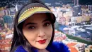 Outer ini tak hanya menghadirkan kesan glamor, tetapi juga memberi efek teatrikal yang kuat. Bulu-bulu tebal di bagian tepi outer menambahkan sentuhan haute couture yang berani, menjadikan tampilan Ashanty tidak hanya modis tetapi juga artistik. [@ashanty_ash].