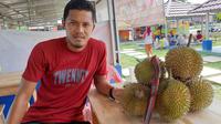 Bek PSIS Semarang, Frendi Saputra dengan buah durian dagangannya. (Dokumen pribadi Frendi Saputra)