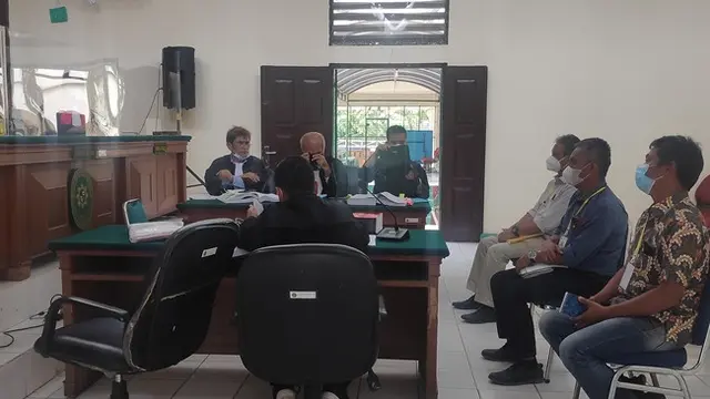 Persidangan dugaan penebangan pohon akasia dan penggunaan surat palsu di Pengadilan negeri Kabupaten Pelalawan.