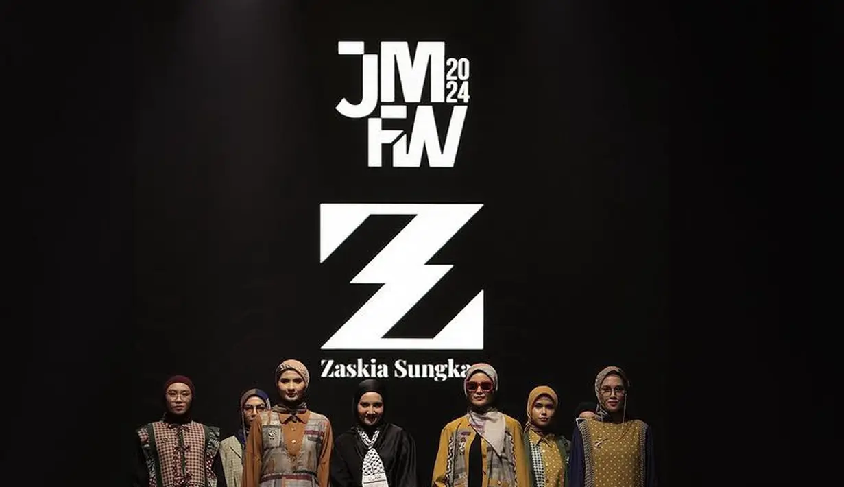 <p>Zaskia Sungkar menjadi salah satu desainer yang memamerkan koleksi di Jakarta Muslim Fashion Week 2024. Tampilannya kali ini pun menarik perhatian. [@zaskiasungkar15]</p>