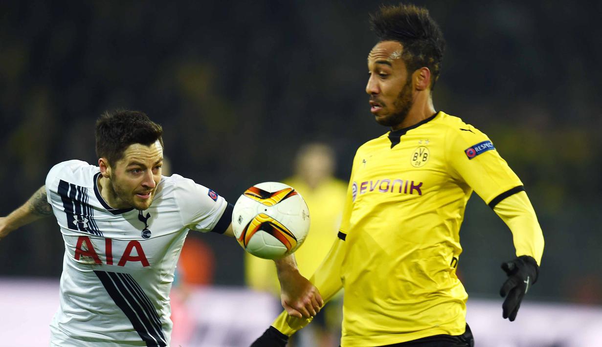 ierre-Emerick Aubameyang (kanan) mencetak satu gol saat  Dortmund mengalahkan Tottenham 3-0 pada leg pertama 16 besar liga Europa,  Jumat (11/3/2016) dini hari WIB. (AFP/Patrik Stollarz)