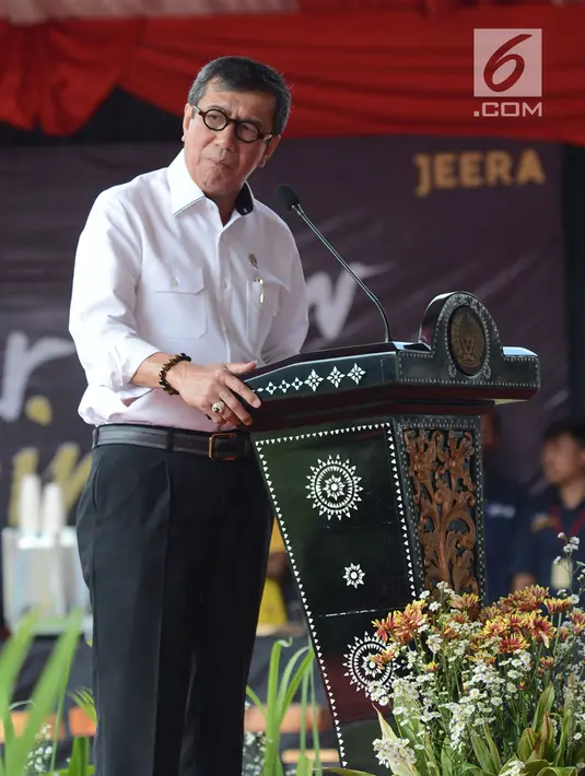 Menteri Hukum dan HAM Yasonna Laoly memberi sambutan saat memantau proses perekaman E-KTP bagi warga binaan di Lapas Narkotika IIA Cipinang, Jakarta, Kamis (17/1). (Merdeka.com/Imam Buhori)