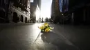 Sebuah buket diletakkan di sekitar Kafe Lindt, Sidney, Australia (16/12/2014). Tiga orang tewas dan empat terluka dalam penyanderaan yang terjadi selama lebih dari 16 jam di Kafe Lindt. (REUTERS/Jason Reed)