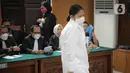 Putri Candrawathi bersiap menjalani sidang kasus pembunuhan berencana Yosua Hutabarat atau Brigadir J di Pengadilan Negeri Jakarta Selatan, Jakarta, Rabu (25/1/2023). Putri juga bercerita bahwa Brigadir J mengancam dirinya dan orang-orang terdekatnya jika ia berani menceritakan pemerkosaan itu kepada orang lain. (Liputan6.com/Faizal Fanani)
