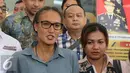 Nadine Chandrawinata usai menjalani pemeriksaan di Polda Metro Jaya, Senin (19/9). Nadine menjadi saksi kasus kepemilikan senjata ilegal yang menjerat Gatot Brajamusti sebagai tersangka. (Liputan6.com/Herman Zakharia)