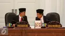 Presiden Joko Widodo dan Wakil Presiden Jusuf Kalla berbincang sebelum memimpin rapat Kabinet di komplek Istana Kepresidenan, Jakarta, Rabu (1/9/2015). Rapat membahas krisis ekonomi yang sedang dilanda Indonesia saat ini. (Liputan6.com/Faizal Fanani)