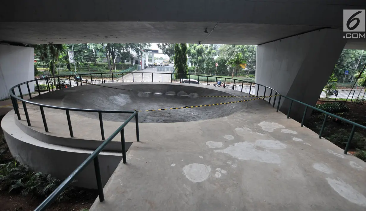 Tambalan semen terlihat di trek Skatepark Slipi, Jakarta, Minggu (16/6/2019). Sudah hampir dua bulan taman bermain skateboard tersebut ditutup oleh Suku Dinas Kehutanan Jakarta Pusat akibat rusaknya beberapa fasilitas seperti arena, sejumlah keramik, dan taman. (merdeka.com/Iqbal S. Nugroho)