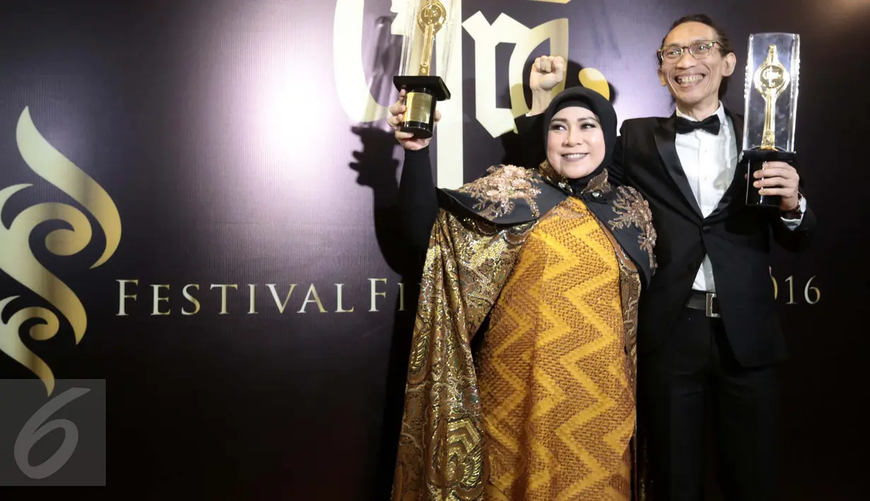 Anto Hoed dan Melly Goeslaw meraih Piala Citra untuk Penata Musik Terbaik dalam Festival Film Indonesia (FFI) 2016 di Taman Ismail Marzuki, Jakarta, Minggu (6/11). Penghargaan diterima lewat film Ada Apa Dengan Cinta 2. (Liputan6.com/Gempur M Surya)