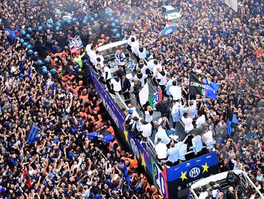 Pemain Inter Milan melakukan pawai juara Liga Italia dengan berkeliling kota Milan, Minggu (28/4/2024). Ini gelar juara ke-20. (AFP/Piero Cruciatti)