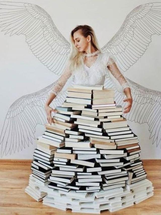 Kreatif, Wanita Ini Gunakan Koleksi Bukunya Untuk Bergaya Layaknya Superhero