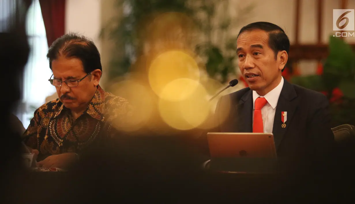 Presiden Jokowi didampingi Menteri ATR/BPN Sofyan Djalil memberikan keterangan pers rencana pemindahan Ibu Kota Negara di Istana Negara, Senin (26/8/2019). Lokasi Ibu Kota berada di wilayah Kabupaten Pejaman Penajam Pasar utara dan Kabupaten Kutai Kartanegara di Kaltim. (Liputan6 com/Angga Yuniar)