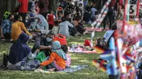 Pengunjung berwisata di Taman Mini Indonesia Indah (TMII), Jakarta, Sabtu (15/5/2021). Banyak warga memilih berwisata ke TMII untuk menghabiskan waktu libur Lebaran. (Liputan6.com/Faizal Fanani)