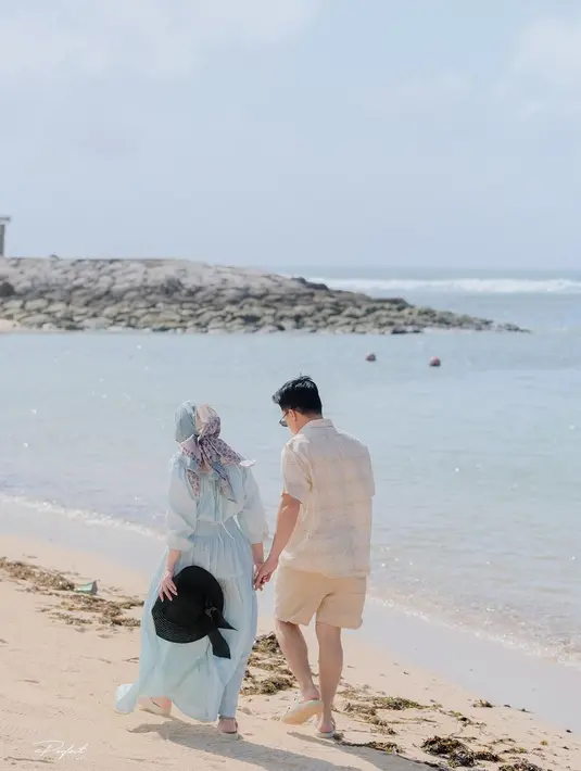 Di pernikahan yang juga sama-sama yang kedua ini, Dine berharap bisa menua bersama. "Bismillaah yaa suami ku semoga Kita bs menjalani hari, bahagia menua bersama, sehidup sesurga.. , Barakallah fii umrik," sambungnya lagi. [Instagram/dine.pearl]