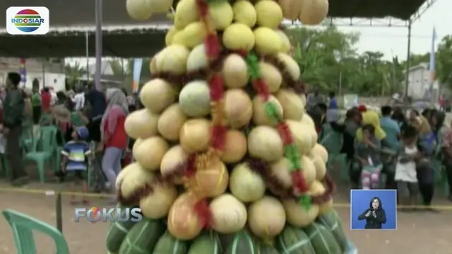 Warga Lamongan Rebutan Buah Hasil Panen di Festival Gunungan