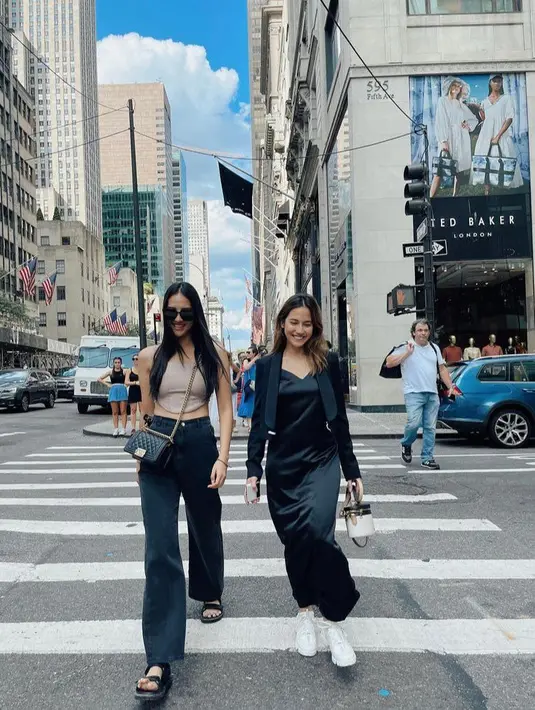 Kala berjalan-jalan di kota New York bareng Anya Geraldine, Pevita Pearce tampil feminin tanpa meninggalkan kesan kasualnya dengan memadukan silk dress hitam, crop top blazer, dan sneakers putih. (Instagram/anyageraldine).