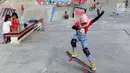 Seorang anak berlatih bermain papan luncur di area Skate Park RPTRA Kalijodo, Jakarta, Sabtu (15/6/2019). Menjelang sore hari, anak-anak berdatangan menghabiskan waktu dengan bermain di area RPTRA Kalijodo. (Liputan6.com/Helmi Fithriansyah)