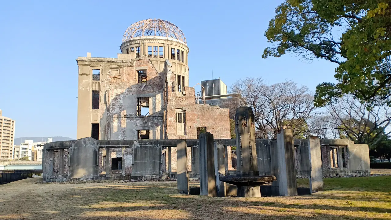 Hiroshima peace memorial atau genbaku dome.