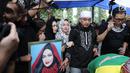 Penyanyi Ayu Ting Ting, Zaskia Gotik dan Ustaz Zacky Mirza menangis saat mengantar jenazah Julia Perez di TPU Pondok Ranggon, Jakarta Timur, Sabtu (10/6). Jupe diketahui mengidap sakit kanker serviks sejak 2014 silam. (Liputan6.com/Herman Zakharia)