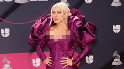 Christina Aguilera menghadiri Latin Grammy Awards 2022 di Michelob Ultra Arena, Las Vegas, Nevada, Amerika Serikat, 17 November 2022. Gaun panjang berkorset yang dikenakan Christina menampilkan detail ruched-ruffle pada bagian bahu sehingga menciptakan semacam lingkaran cahaya di sekelilingnya. (Frazer Harrison/Getty Images/AFP)