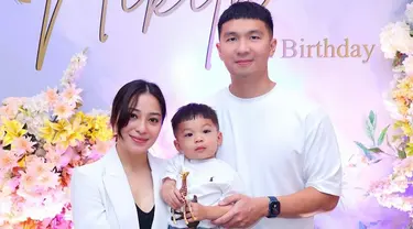 Kejutan ulang tahun Nikita Willy ke-30 direncanakan oleh keluarga secara matang, meski akhirnya bocor di detik-detik terakhir. Ibunda Nikita, Yora Febrina menyebut bahwa pihak keluarga telah bekerja sama dengan Indra Priawan untuk surprise party tersebut. (Liputan6.com/IG/@yorafebrina)