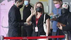Pedangdut, Citra Rahayu atau Cita Citata (tengah) melambaikan tangan jelang diperiksa penyidik di Gedung KPK, Jakarta, Jumat (26/3/2021). Cita Citata dipanggil KPK sebagai saksi kasus dugaan suap pengadaan bantuan sosial untuk wilayah Jabodetabek tahun 2020. (Liputan6.com/Helmi Fithriansyah)