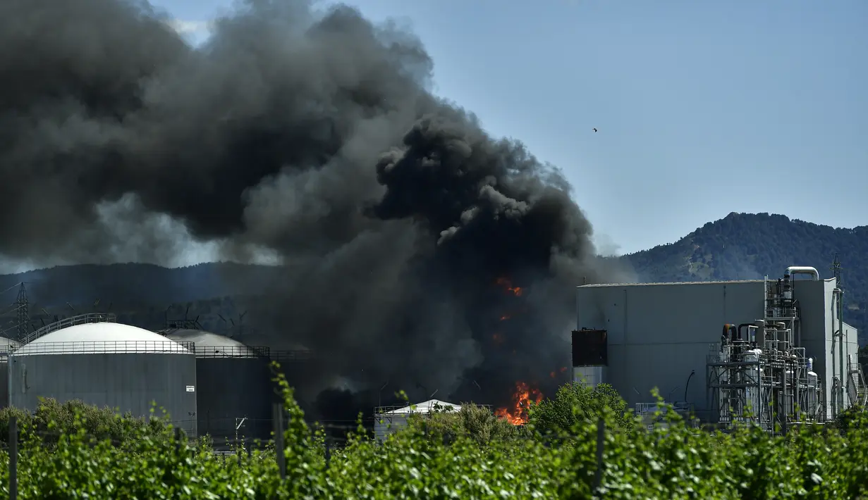 Asap hitam mengepul dari pabrik produksi biodiesel di Calahorra, Spanyol utara (26/5/2022). Polisi di Spanyol mengatakan ledakan di pabrik biodiesel telah menewaskan dua orang dan memaksa 250 anak dievakuasi dari daerah tersebut. (AP Photo/Alvaro Barrientos)