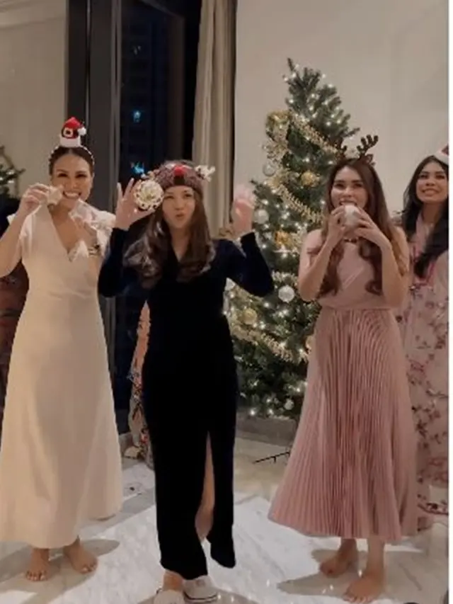 6 Potret Keseruan Jessica Mila Hias Pohon Natal Bareng Kakak Ipar dan Mertua