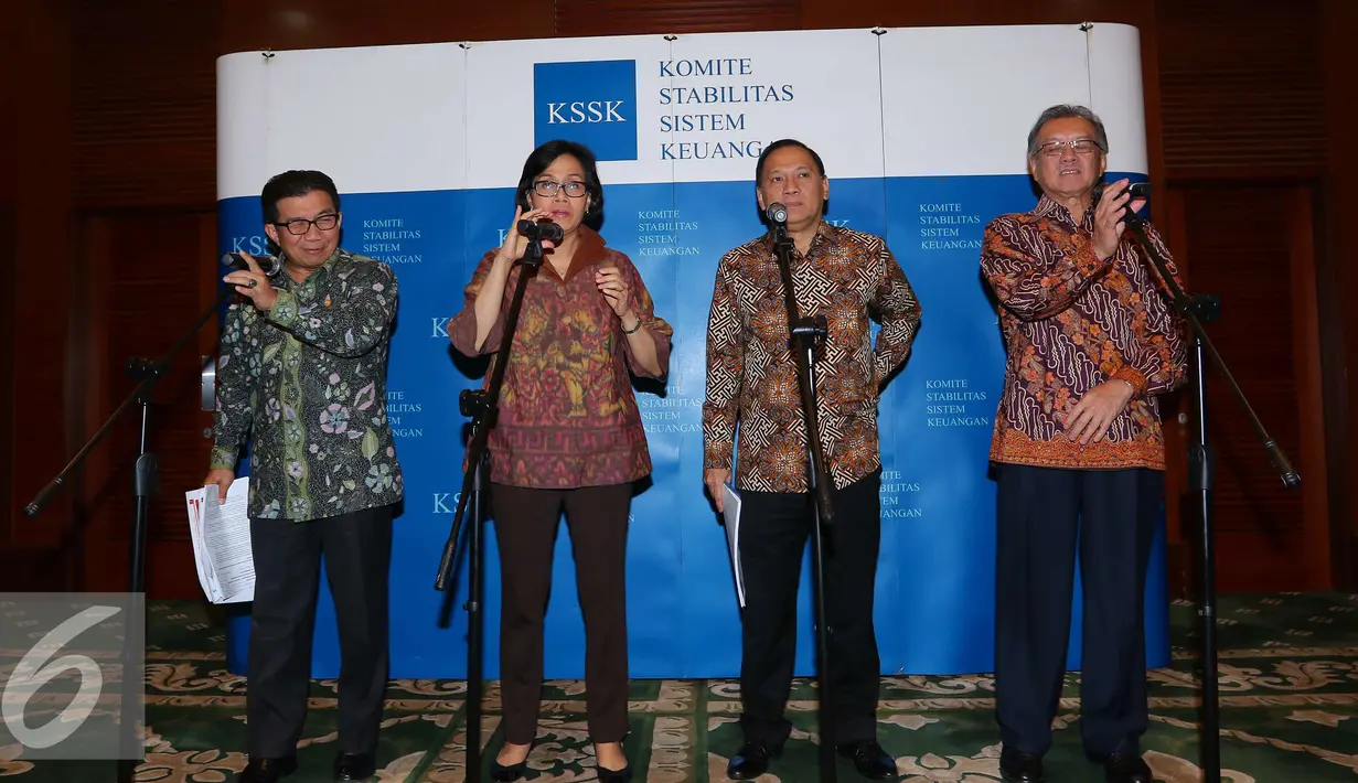 Ketua Dewan Komisioner OJK Muliaman Hadad, Menkeu Sri Mulyani, Gubernur BI Agus Marto dan Ketua LPS Halim Alamsyah saat memberikan keterangan usai rapat Komite Stabilitas Sistem Keuangan (KSSK) di Jakarta, Senin (24/10). (Liputan6.com/Angga Yuniar)