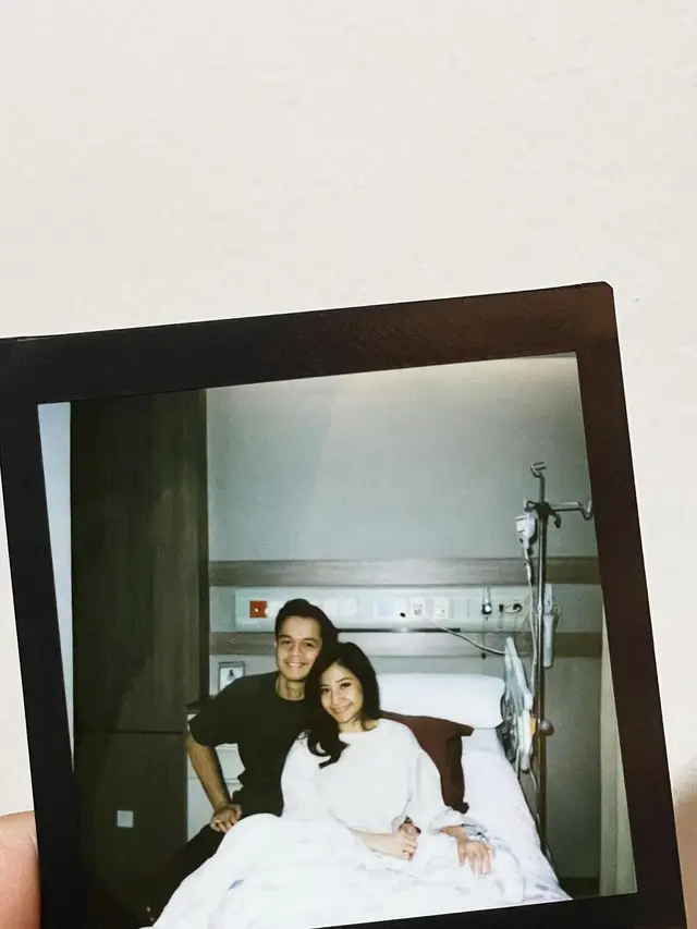 6 Potret Rio Alief Setia Mendampingi Clerence Chyntia saat Jalani Perawatan