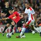 Javier Hernandez berebut bola dengan pemain MK Dons (CARL COURT/AFP)