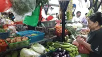 Suasana di Pasar Tradisional Mencos, Setiabudi, Jakarta Selatan, Senin (16/4/2018). (Bawono/Liputan6.com)